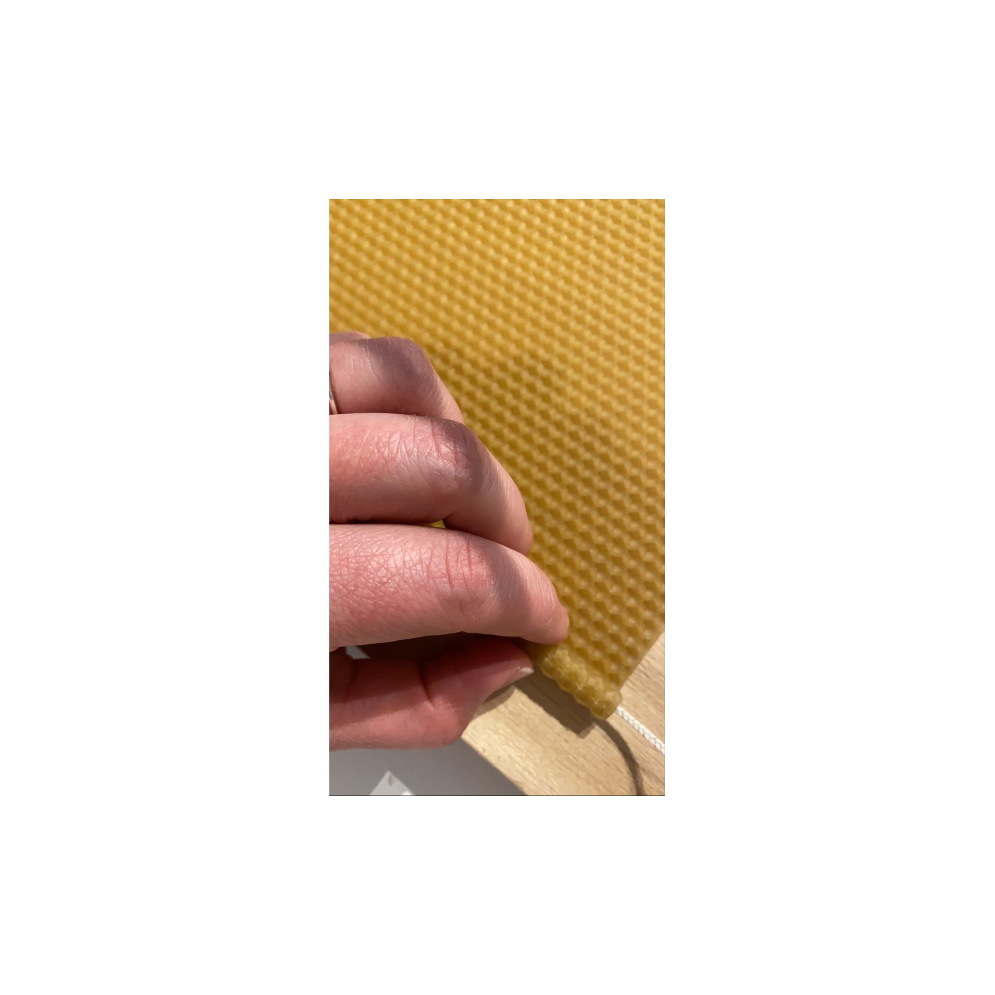 https://www.poupadou.com/2278-big_retina/hand-rolled-honeycomb-beeswax-candles-set-of-2.jpg