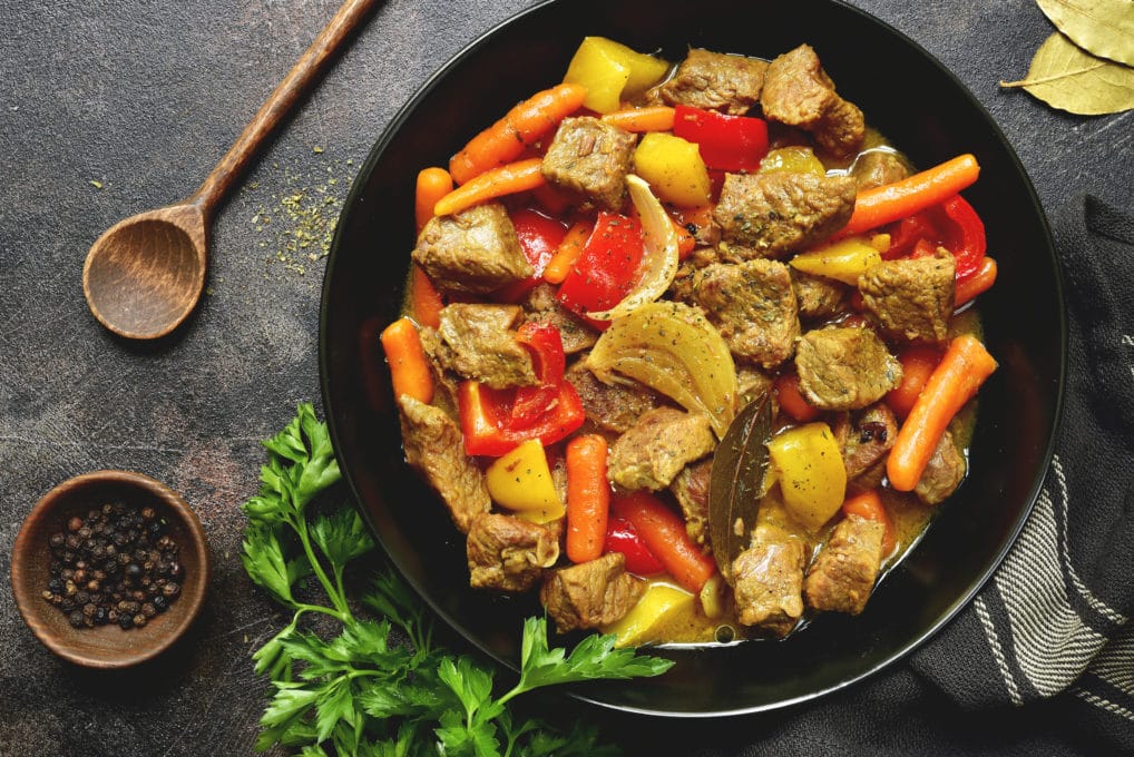 Poulet à la casserole avec des légumes un plat simple et 