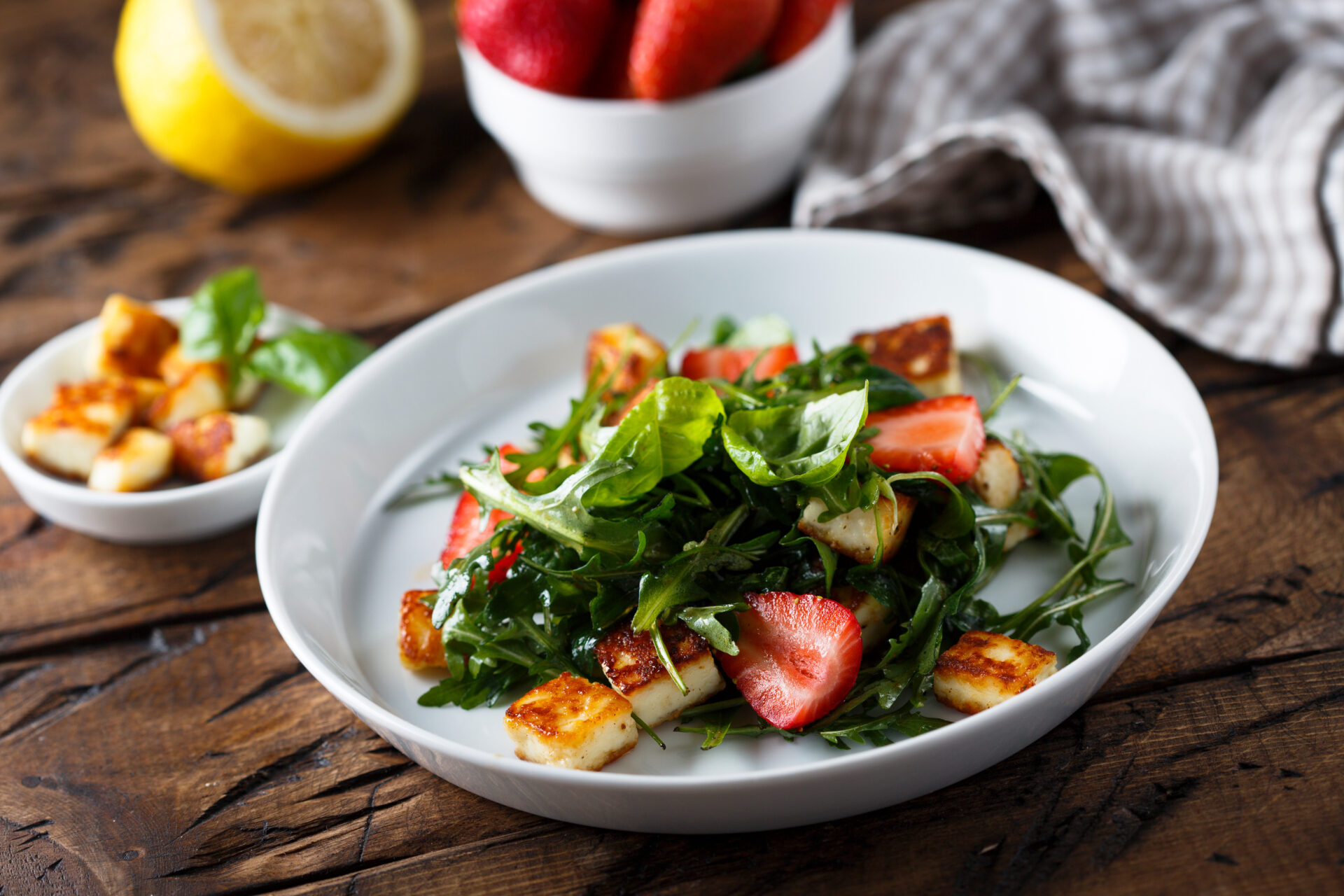 Salad with strawberries and Manouri cheese